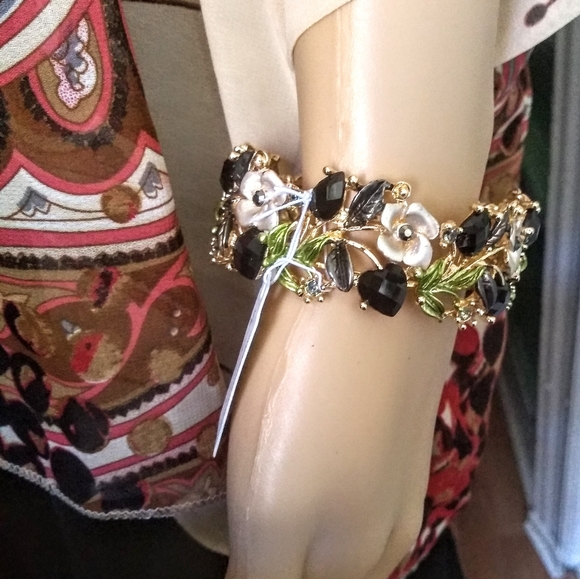 New fashion Bangles Bracelets. - Picture 2 of 6